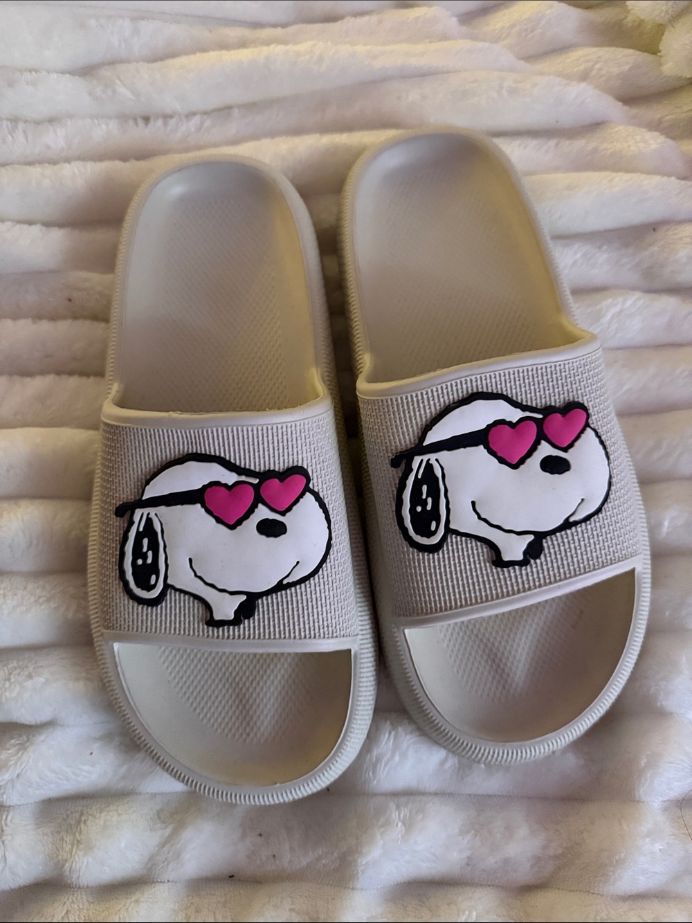 Snoopy Cream Slide Sandals with Pink Heart Graphic